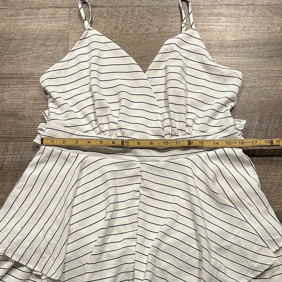 Revamped White Striped Sleeveless shorts romper with bow size large - Picture 6 of 10